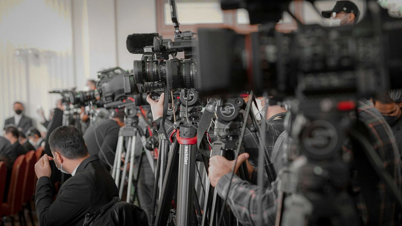 Des caméras de presse braquées sur une conférence de presse