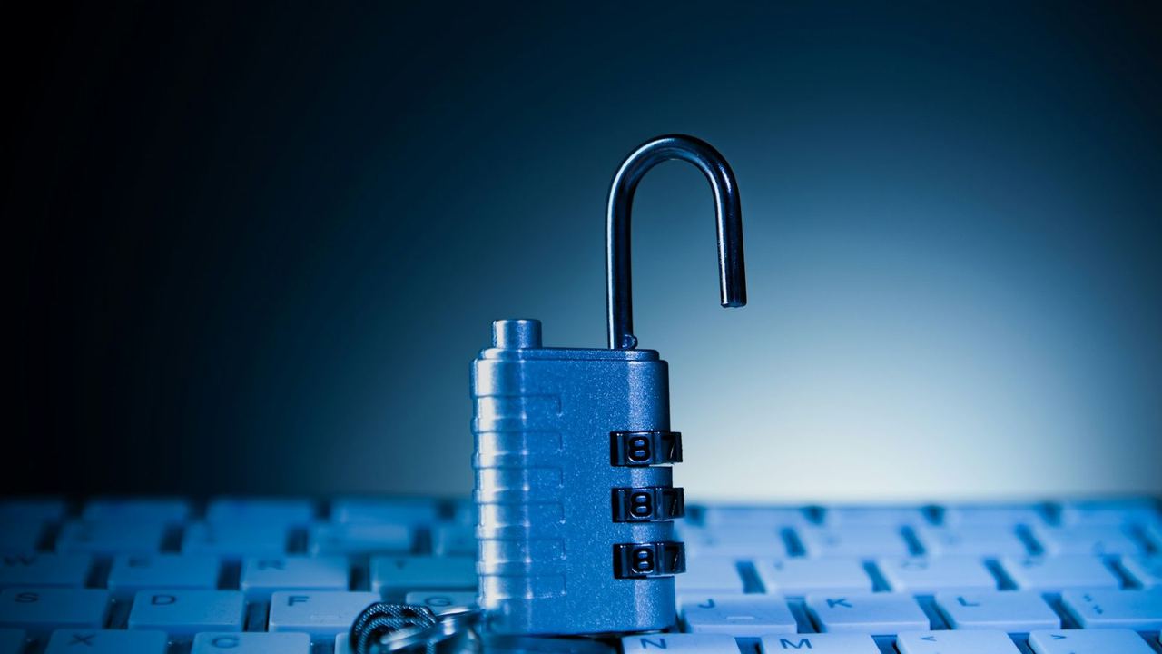 Un cadenas ouvert posé sur un clavier, symbole de la sécurité de l'information